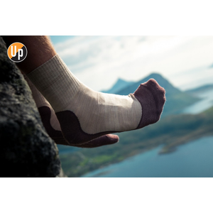 Merino Tencel Wandersocke, hellgrau mit dunkelgrauer Ferse/Zehe und Up-Logo