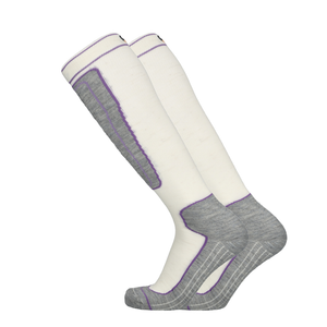 Kniehohe Merino Skisocken in Off-White mit lila und grauen Farbflächen