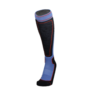Kniehohe Merino Skisocken mit schwarzer Oberseite und hellblauem Unterteil, rote Paspel
