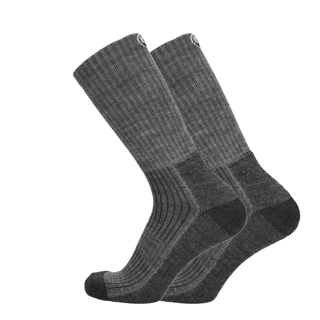 Graue Merino Wandersocke mit Rippstruktur und dunkelgrauen Fußpaneelen.