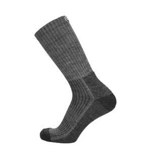Graue Merino Wandersocke mit dunklem Fußeinsatz und gerippter Mittelzone.