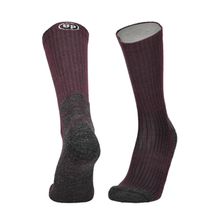 Merino Wandersocken, dunkles Weinrot mit grauer Sohle und Ferse, Vorder- und Rückansicht