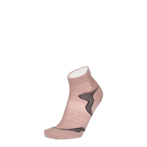 Merino Wandersocke zartrosa mit schwarzem Chevron am Knöchel und breitem Bund