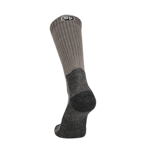 Graue Merino Wandersocke mit dunkelgrauer Fersenkappe und geripptem Schaft.