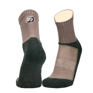 Wandersocken in Taupe mit olivgrünem Fuß, UP-Logo am Bund
