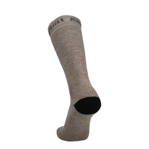 Taupe Melange Merinosocke mit schwarzer Zehe und Ferse, Schrägansicht.