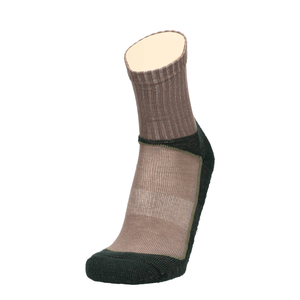 Taupe Wandersocke mit dunkelgrüner Ferse und Zehe, knöchelhoch, breiter gerippter Bund.