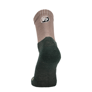 Taupe Wandersocke mit dunkelgrünem Bund und Zehe, knöchelhoch mit UP-Logo.