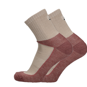 Wandersocken mit beiger Basis und bordeauxrotem Einsatz an Ferse und Zehe, mit schwarzer Paspel