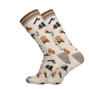 Beige Merino Socken mit Campingprint und braunem Rippbund, Zehen und Ferse sichtbar.