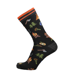Schwarze Merino Socke mit Campingprint aus Zelten und Tieren, mit orangefarbenem Rippbund.