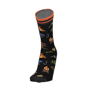 Schwarze Socke mit Campingprint und orangefarbenem Bund, einzelne Seitenansicht mit Zehe und Ferse.