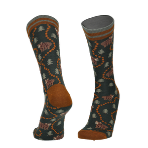 Dunkelgrüne Merino Socken mit Bärenprint und orangefarbenen Akzenten, braun an der Ferse
