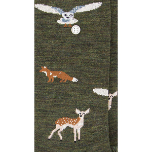 Wald Lifestyle Merino Alltagssocken mit Eule, Fuchs und Reh Design auf grünem Hintergrund.