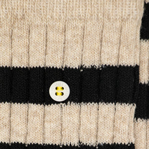 Cosy Merino Socken mit Rippen-Muster in Khaki und Schwarz, bequem und stilvoll, ideal für kalte Tage.