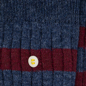 Cosy Merino Socken mit Rippen-Muster in Blau und Burgunderrot, bequem und stilvoll, ideal für kalte Tage.