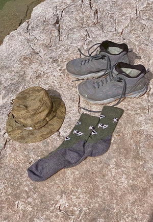 Kuh Merino Wandersocken mit Frotteesohle in grünem Design, bequem und stylisch für Wanderungen.