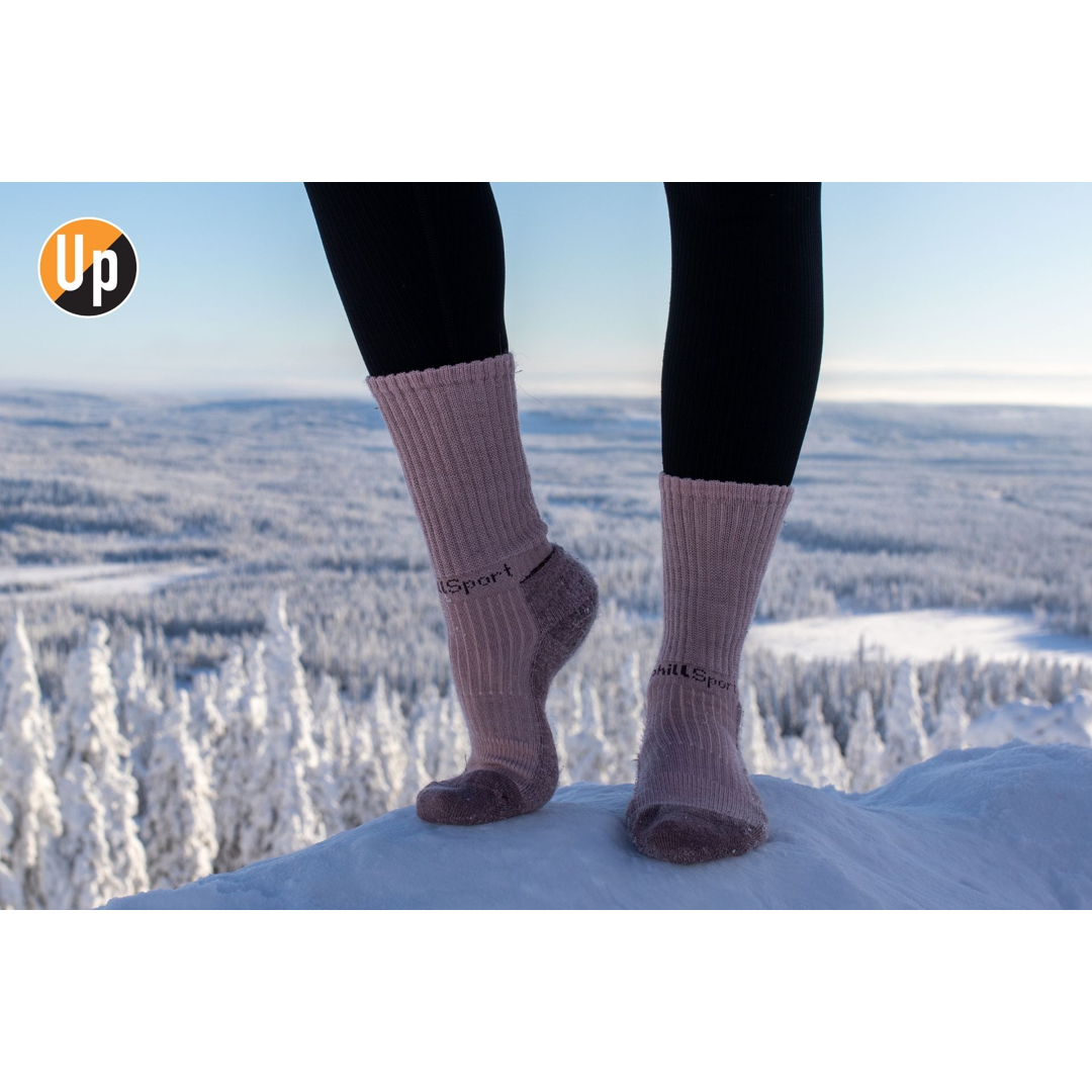 Merino Wandersocken rosa im Schnee; dunkelgraue Ferse und Zehe, gerippter Schaft