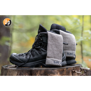 Taupe Merino Socken mit schwarzer Ferse, getragen mit schwarzen Wanderschuhen