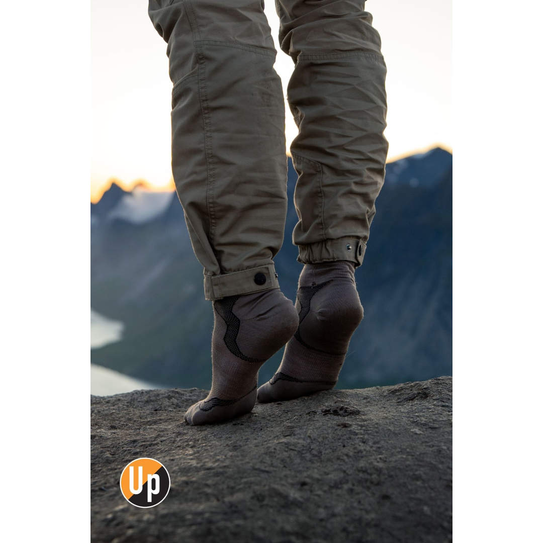 Merino Wandersocken dunkelgrau mit schwarzem Chevron und 'up' Logo, am Wanderschuh