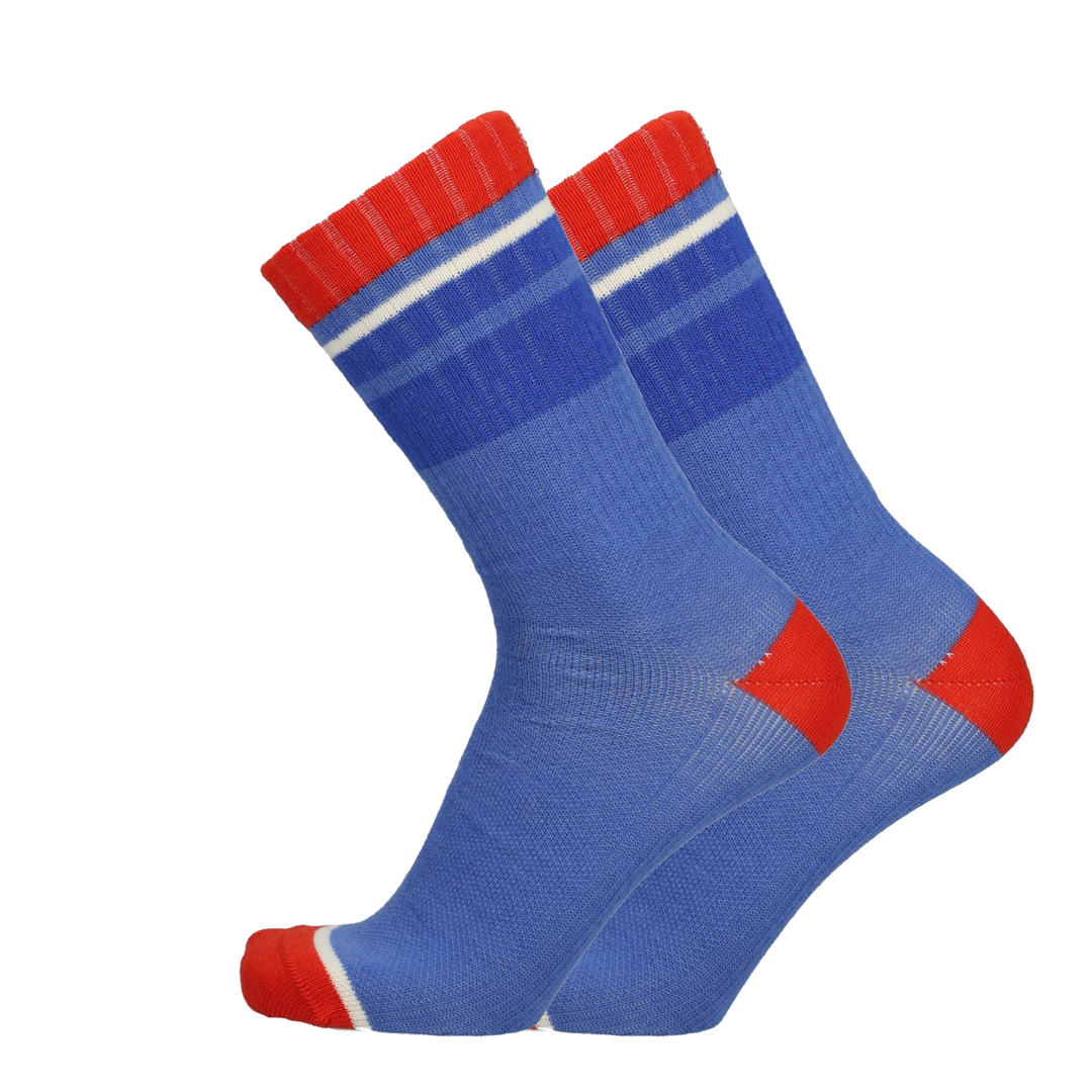 Blaue Laufsocken mit rotem Bund und Belüftungszonen