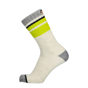 Weiße Laufsocken mit hellgrauer Ferse und limettengrünen Streifen