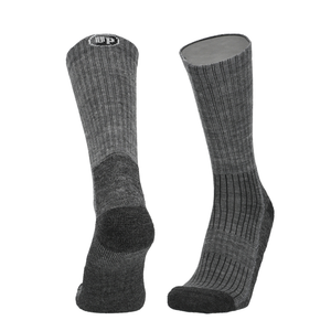 Paar graue Merino Wandersocken mit dunkelgrauem Einsatz an Ferse und Zehe.