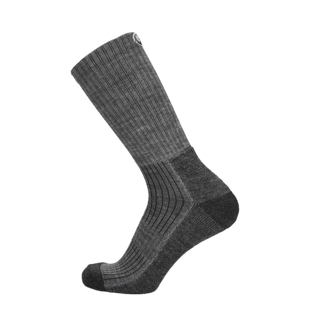 Graue Merino Wandersocke mit dunklem Fußeinsatz und gerippter Mittelzone.