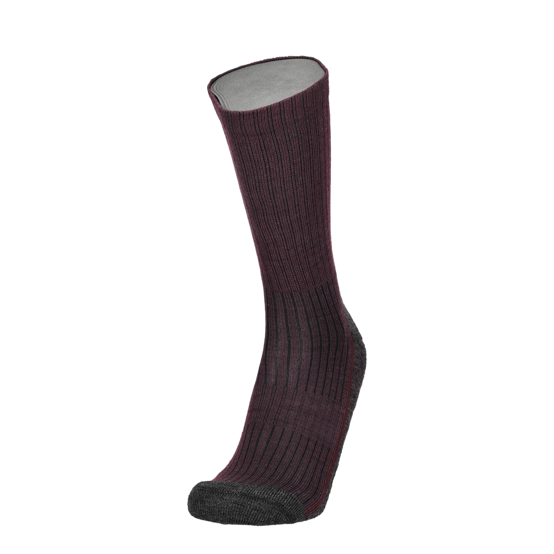 Merino Wandersocke in dunklem Weinrot mit grauer Zehe und Ferse, Seitenansicht