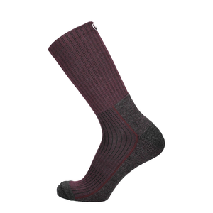 Merino Wandersocke mit dunkelweinrotem Schaft und grauem Einsatz an Ferse und Zehe