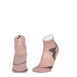 Merino Wandersocken zartrosa, Seitenansicht mit schwarzem Streifen an der Ferse