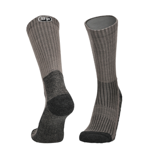 Zwei graue Merino Wandersocken mit dunkelgrauem Einsatz an Ferse und Spitze.