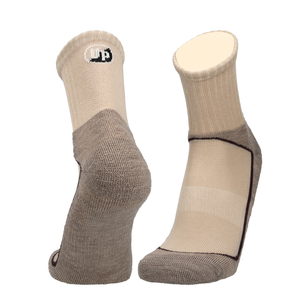 Wandersocken in Beige mit dunkelgrauem Einsatz an Ferse und Zehe, mit UP-Logo