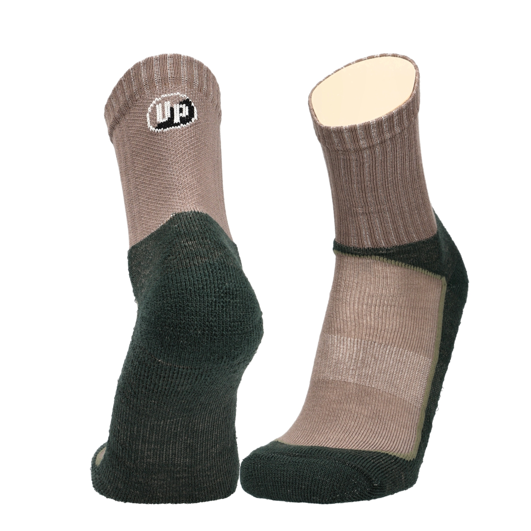Wandersocken in Taupe mit olivgrünem Fuß, UP-Logo am Bund