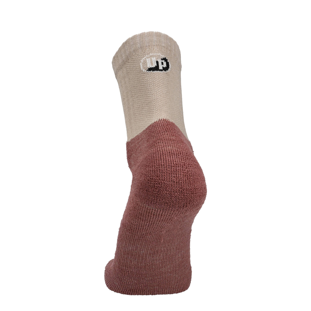 Wandersocke mit beigem Bund und bordeauxrotem Schaft, UP-Logo oben