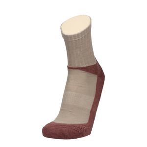 Wandersocken mit beigem Einsatz und bordeauxrotem Fuß, breite Farbflächen rundum