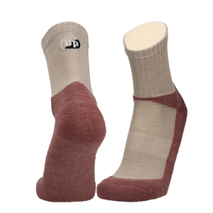 Wandersocken in Beige mit bordeauxroter Ferse/Zehe und UP-Logo am Bund