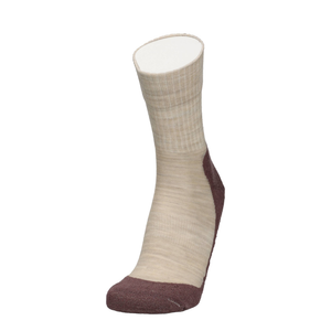 Wandersocke beige mit bordeauxroter Unterseite und Zehe, glatter Bund