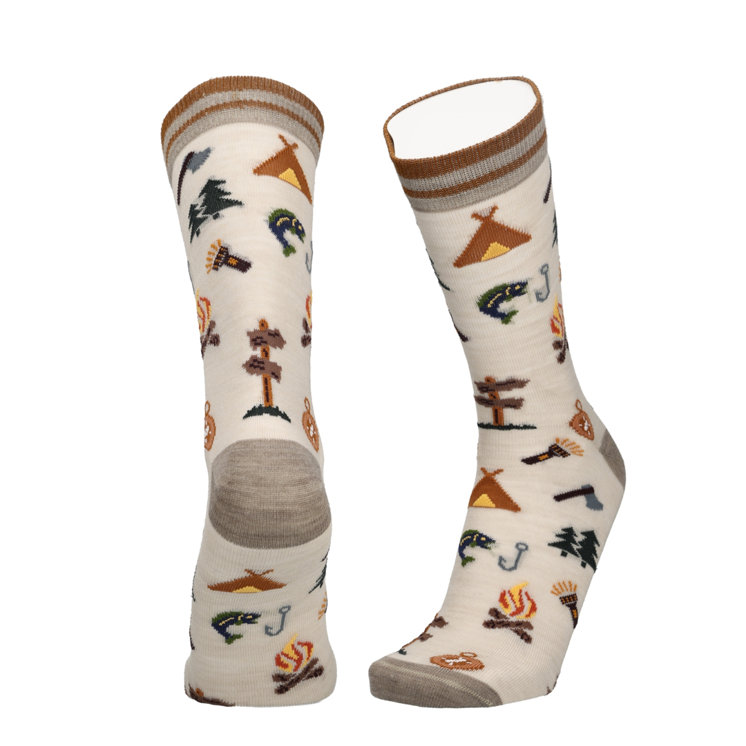 Beige Socken mit Campingprint und braunem Rippbund, zwei Paar Socken nebeneinander.
