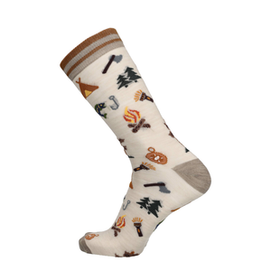 Beige Merino Socke mit Campingprint und braunem Rippbund, schräge Vorderansicht.