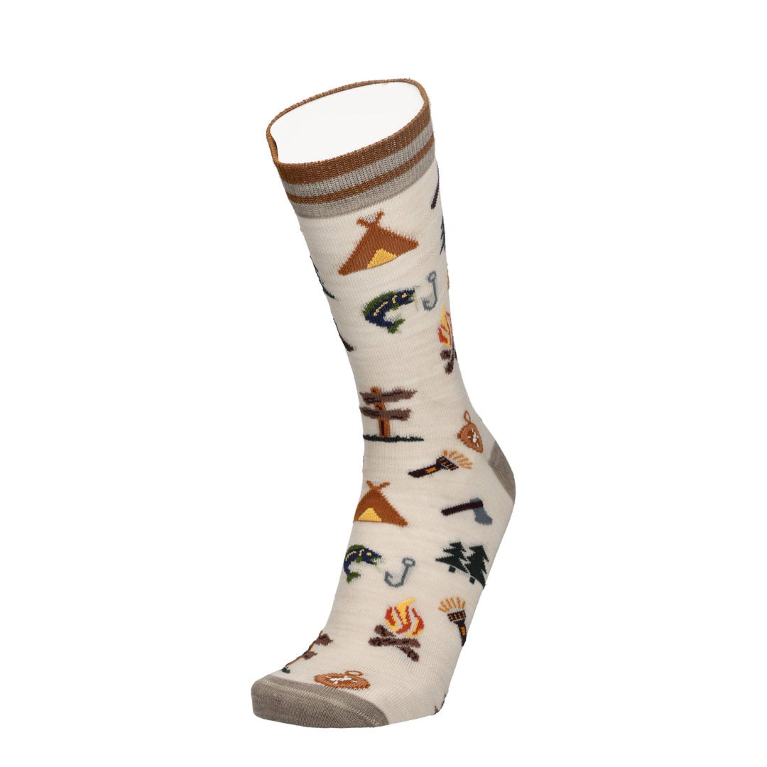 Beige Socke mit Campingprint und braunem Bund, Seitenansicht mit Zehe und Ferse.