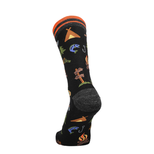 Schwarze Merino Socke mit Campingprint und orangefarbenem Rippbund, stehende Seitenansicht.