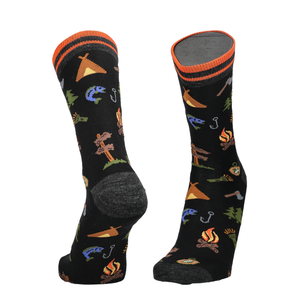 Schwarze Socken mit Campingprint und orangefarbenem Rippbund, Füße und Ferse im Bild.