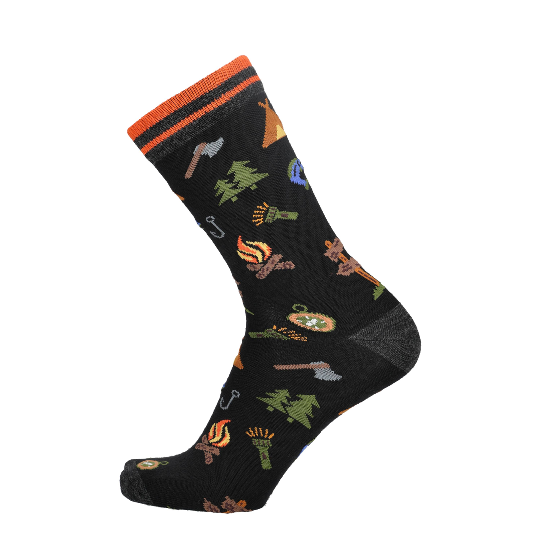 Schwarze Merino Socke mit Campingprint aus Zelten und Tieren, mit orangefarbenem Rippbund.