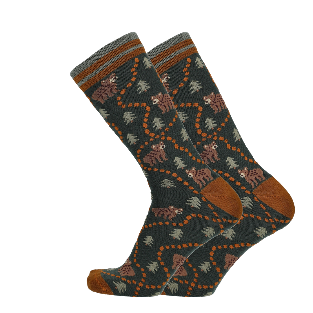 Dunkelgrüne Merino Socken mit Bären- und Pilzprint, Bund mit orangefarbenen Streifen