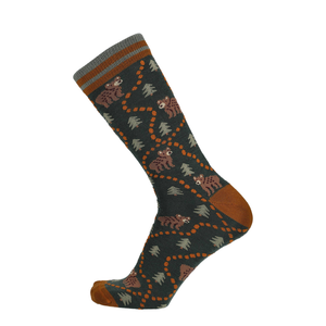 Dunkelgrüne Merino Socke mit Bären- und Pilzprint, orangefarbene Streifen am Bund