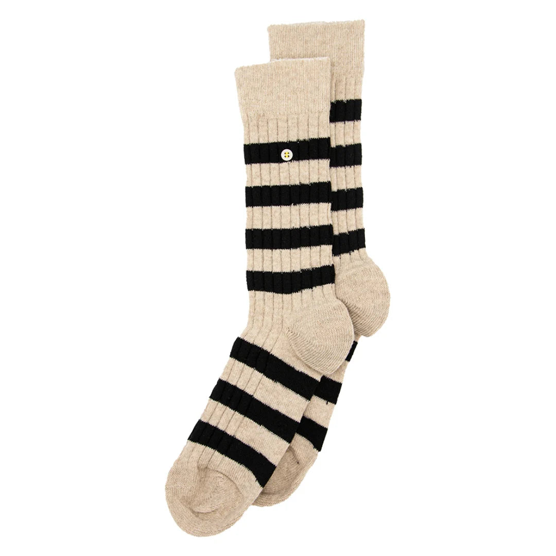 Cosy Merino Socken mit Rippen-Muster in Khaki und Schwarz, bequem und stilvoll, ideal für kalte Tage.