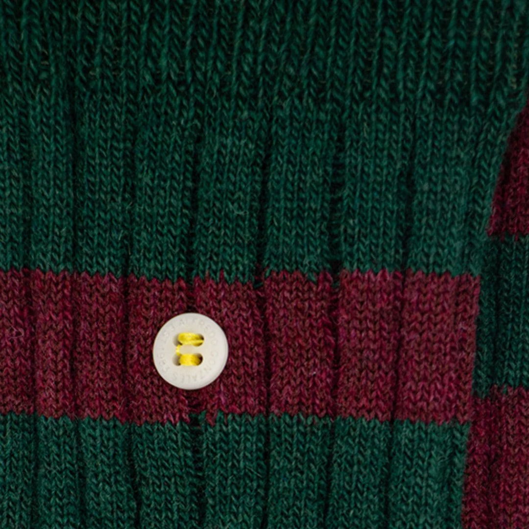 Cosy Merino Socken mit Rippen-Muster in Army und Burgunderrot, bequem und stilvoll, ideal für kalte Tage.
