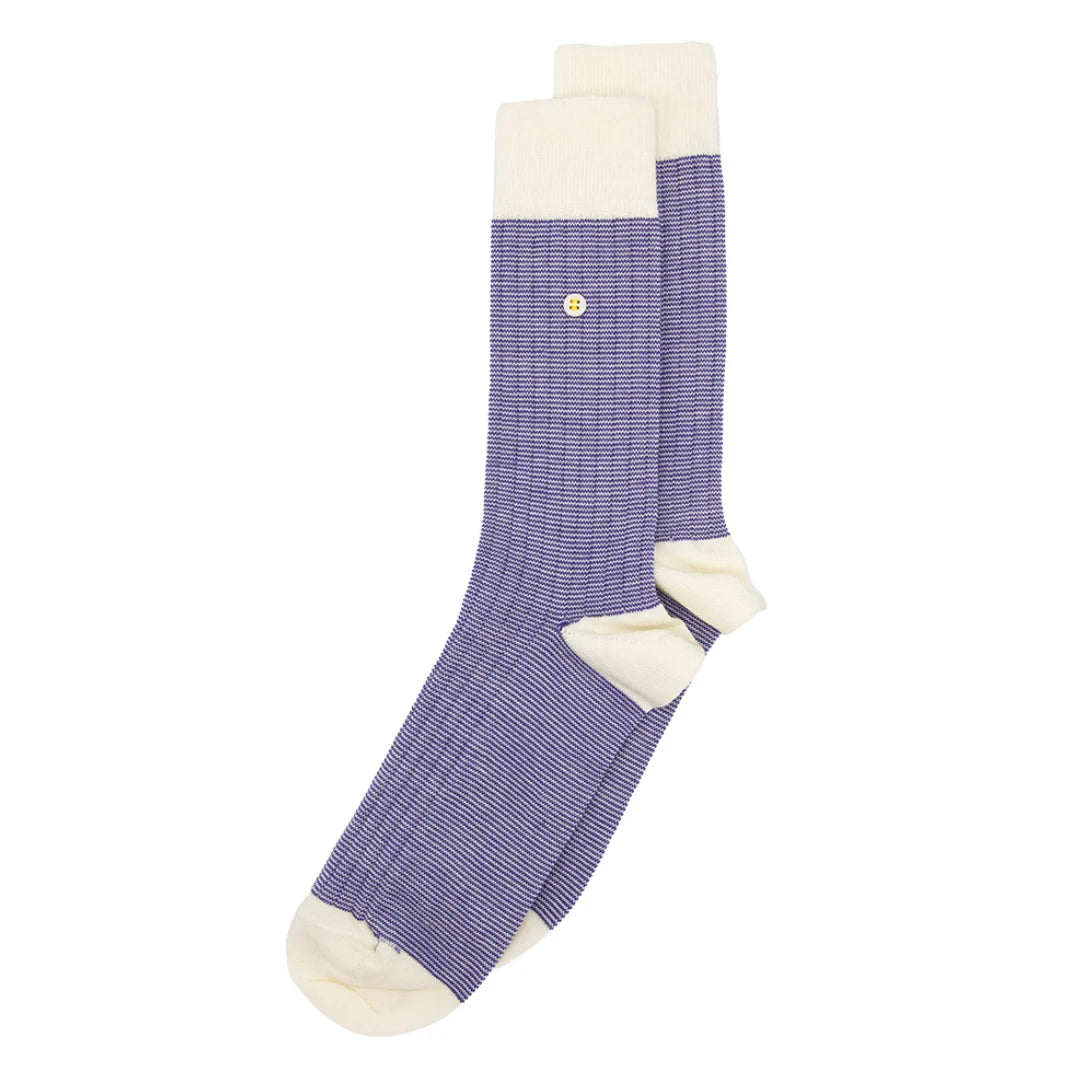 Cosy Merino Socken in Lila und Weiß mit feinen Streifen und hochwertigem Design.