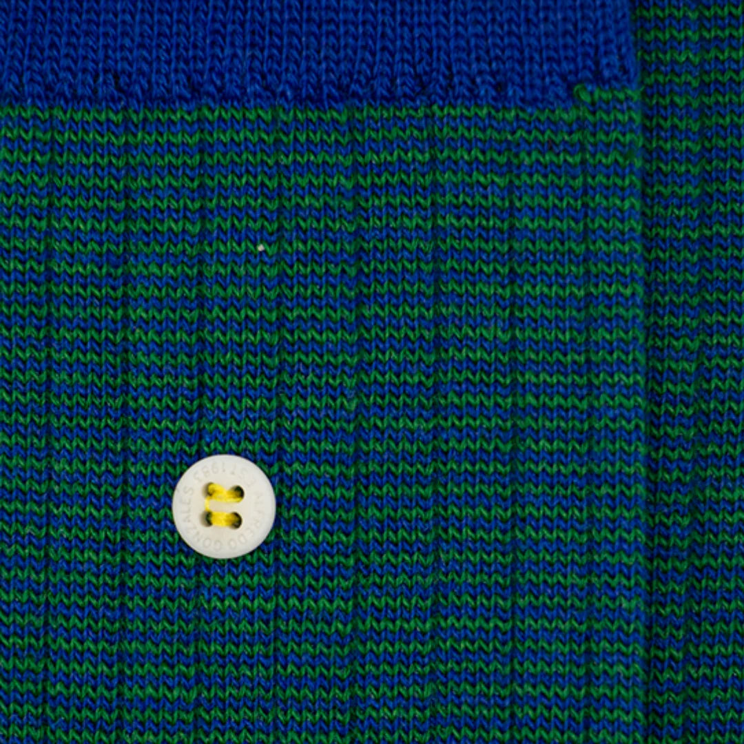 Cosy Merino Socken in Grün und Blau mit feinen Streifen und hochwertigem Design.